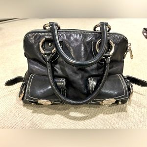 Marc Jacobs, black leather purse. Ivory velvet lining. Zippered inner pocket.